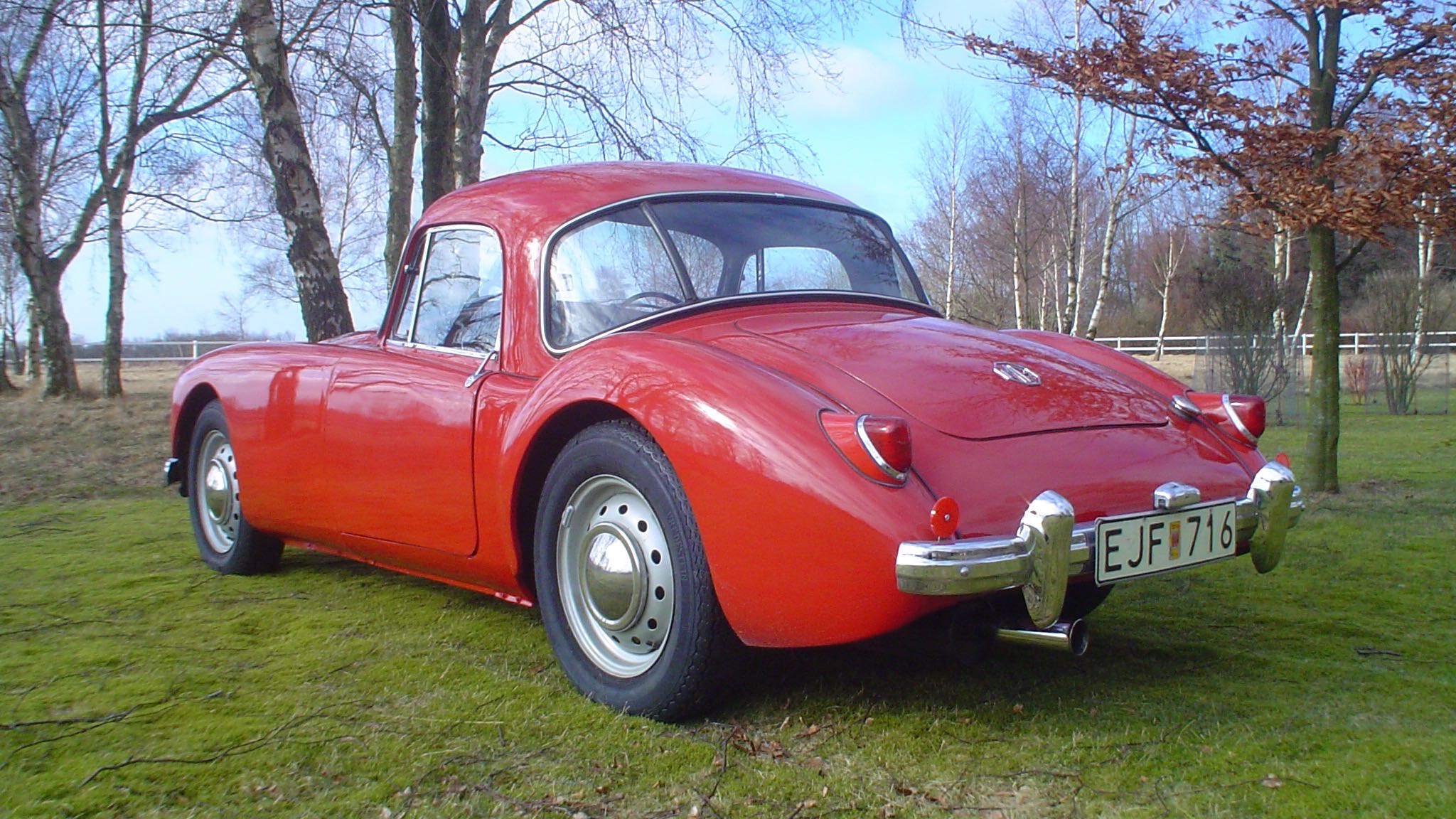 MGA coupe snett bak vänster2